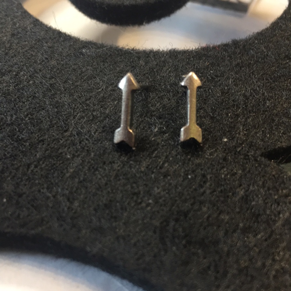 Darken metal arrow studs.